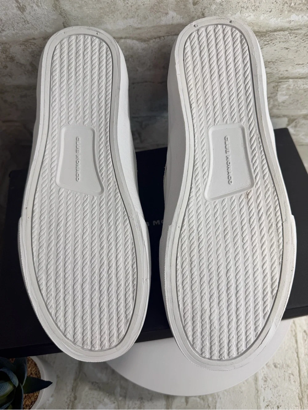 Club Monaco Men’s Slip-On Suede Sneakers in Light Gray Size 9